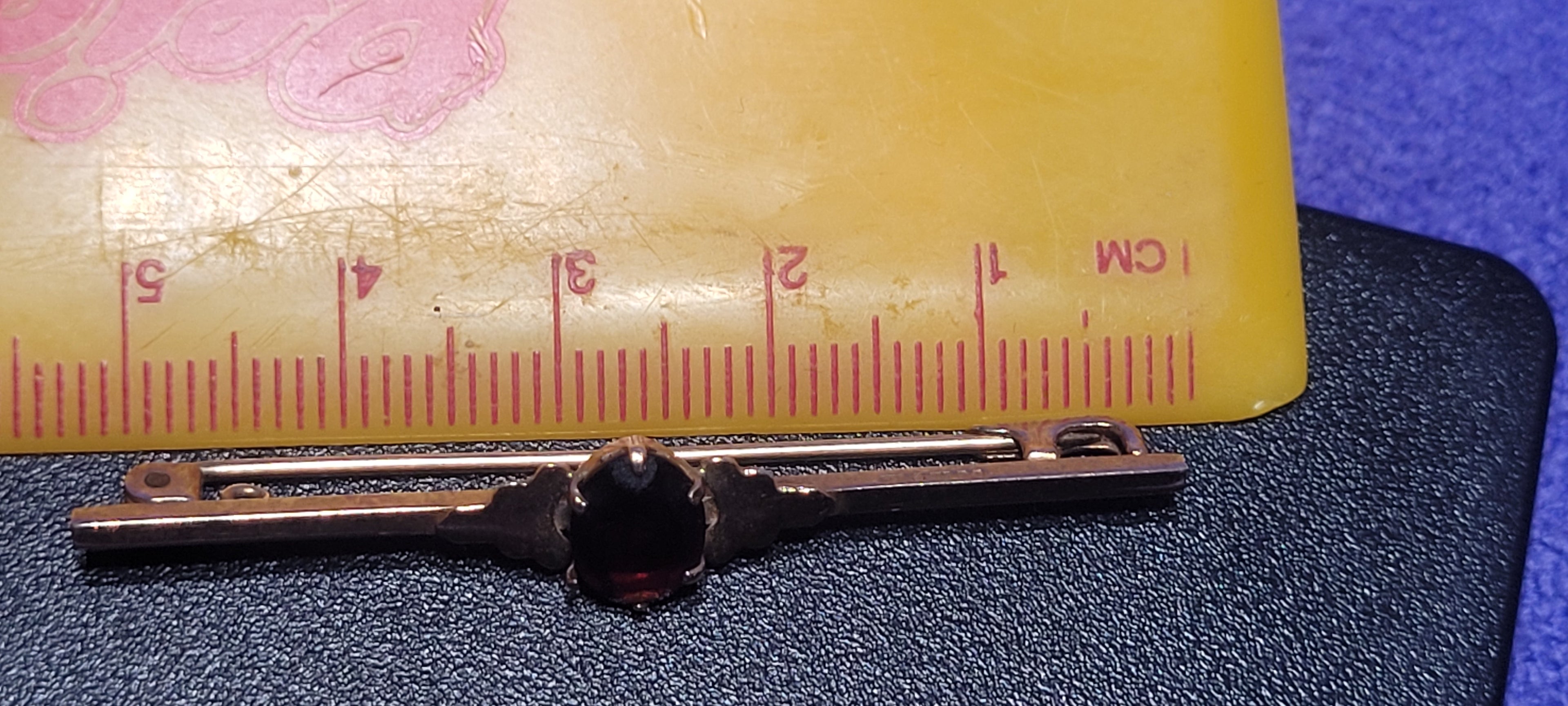 9CT SOLID GOLD BROOCH WITH GARNET STONE 2.39g VINTAGE HALLMARKED JEWELLERY