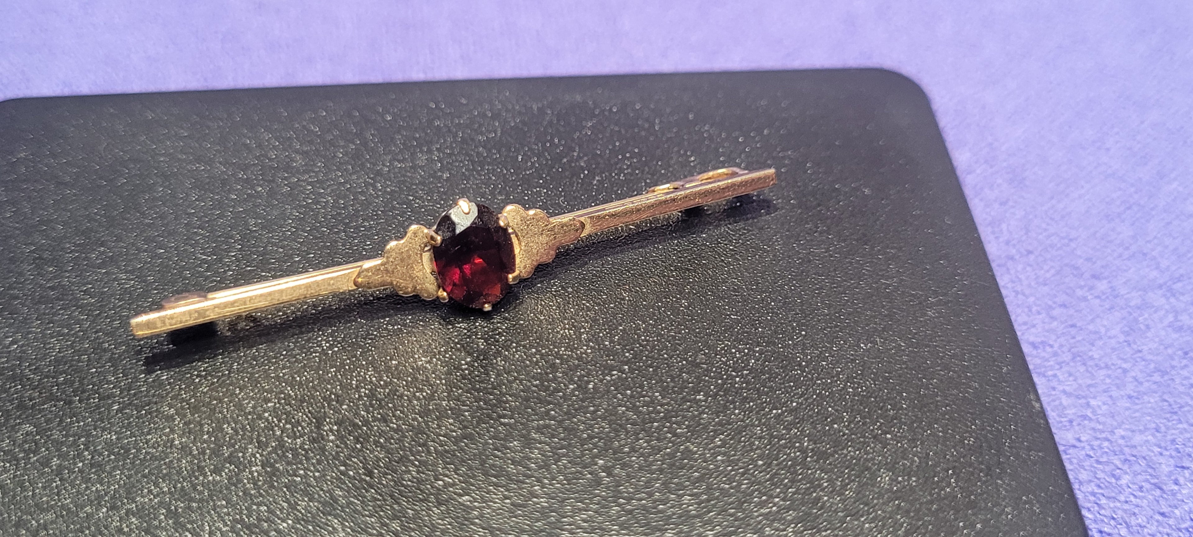 9CT SOLID GOLD BROOCH WITH GARNET STONE 2.39g VINTAGE HALLMARKED JEWELLERY
