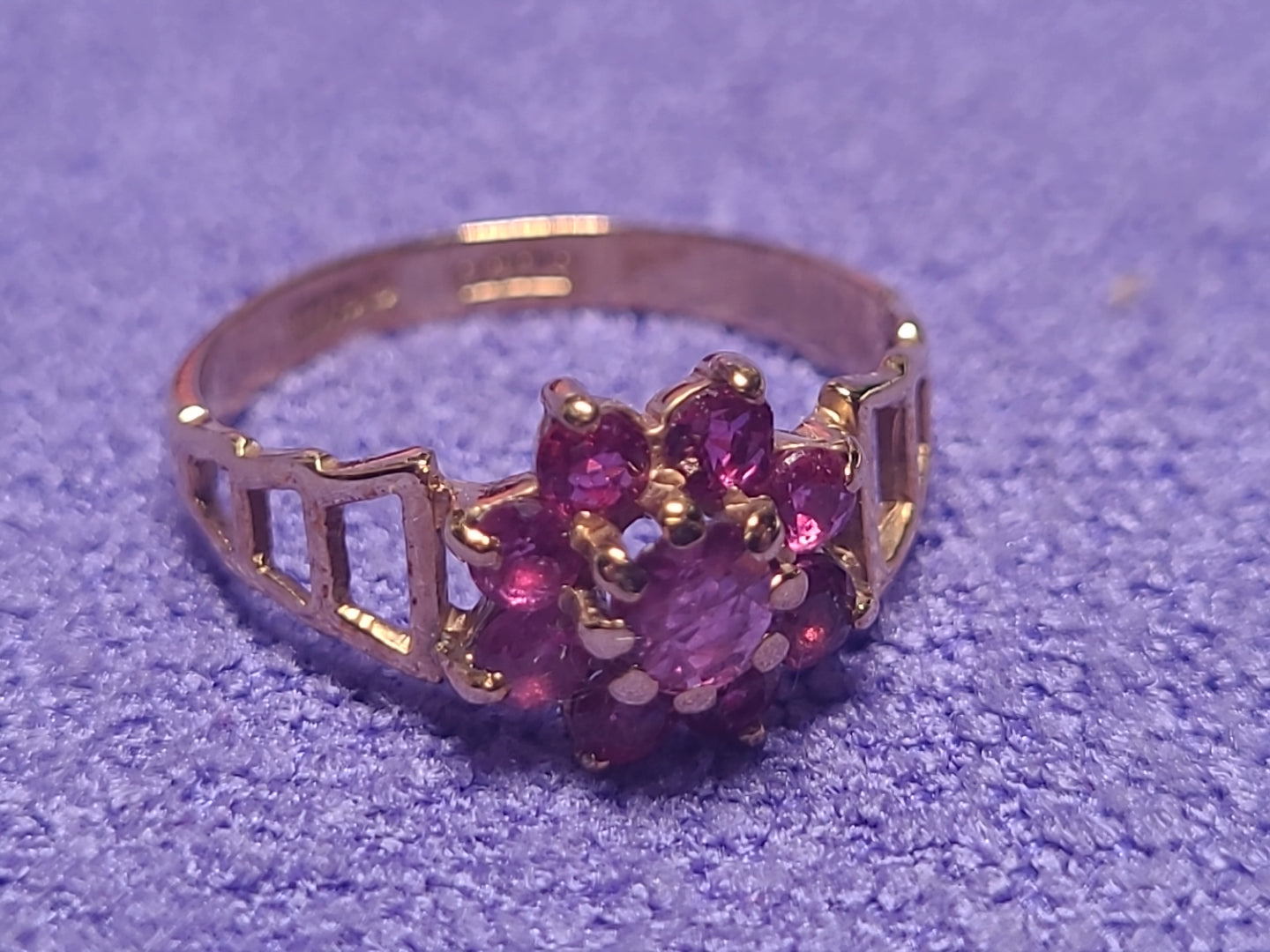 9ct Yellow Gold Ruby Cluster Ring Daisy Flower Style Vintage Design 375 Hallmark