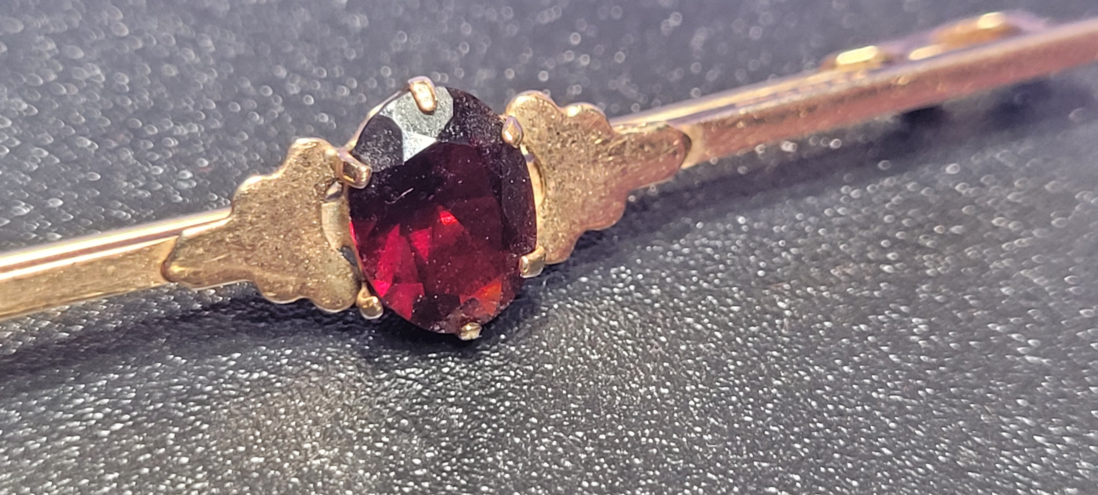 9CT SOLID GOLD BROOCH WITH GARNET STONE 2.39g VINTAGE HALLMARKED JEWELLERY