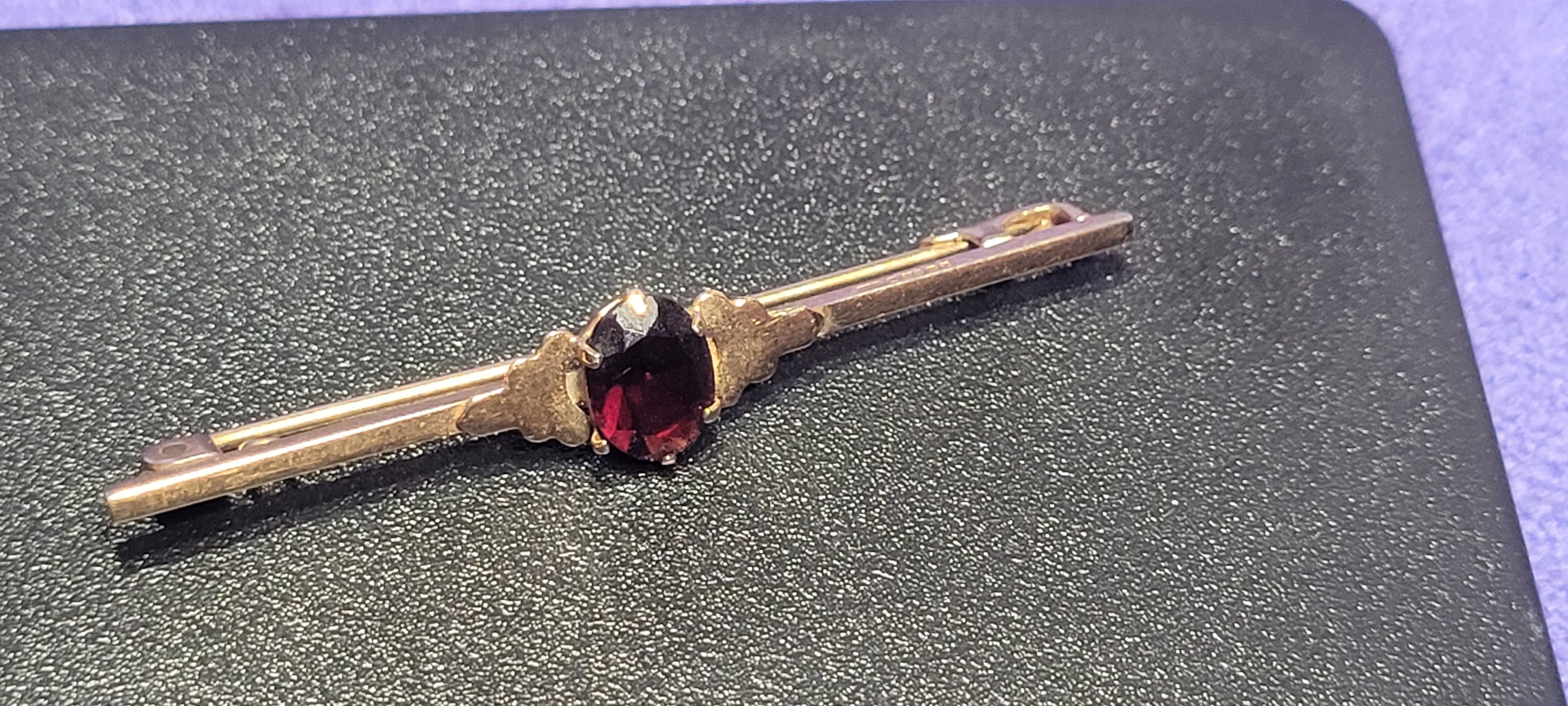 9CT SOLID GOLD BROOCH WITH GARNET STONE 2.39g VINTAGE HALLMARKED JEWELLERY
