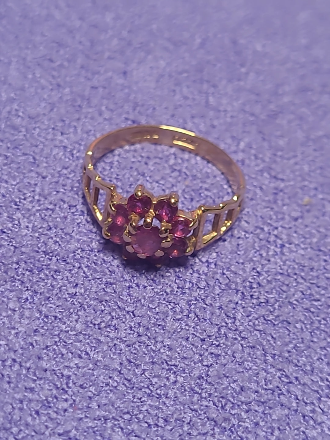 9ct Yellow Gold Ruby Cluster Ring Daisy Flower Style Vintage Design 375 Hallmark