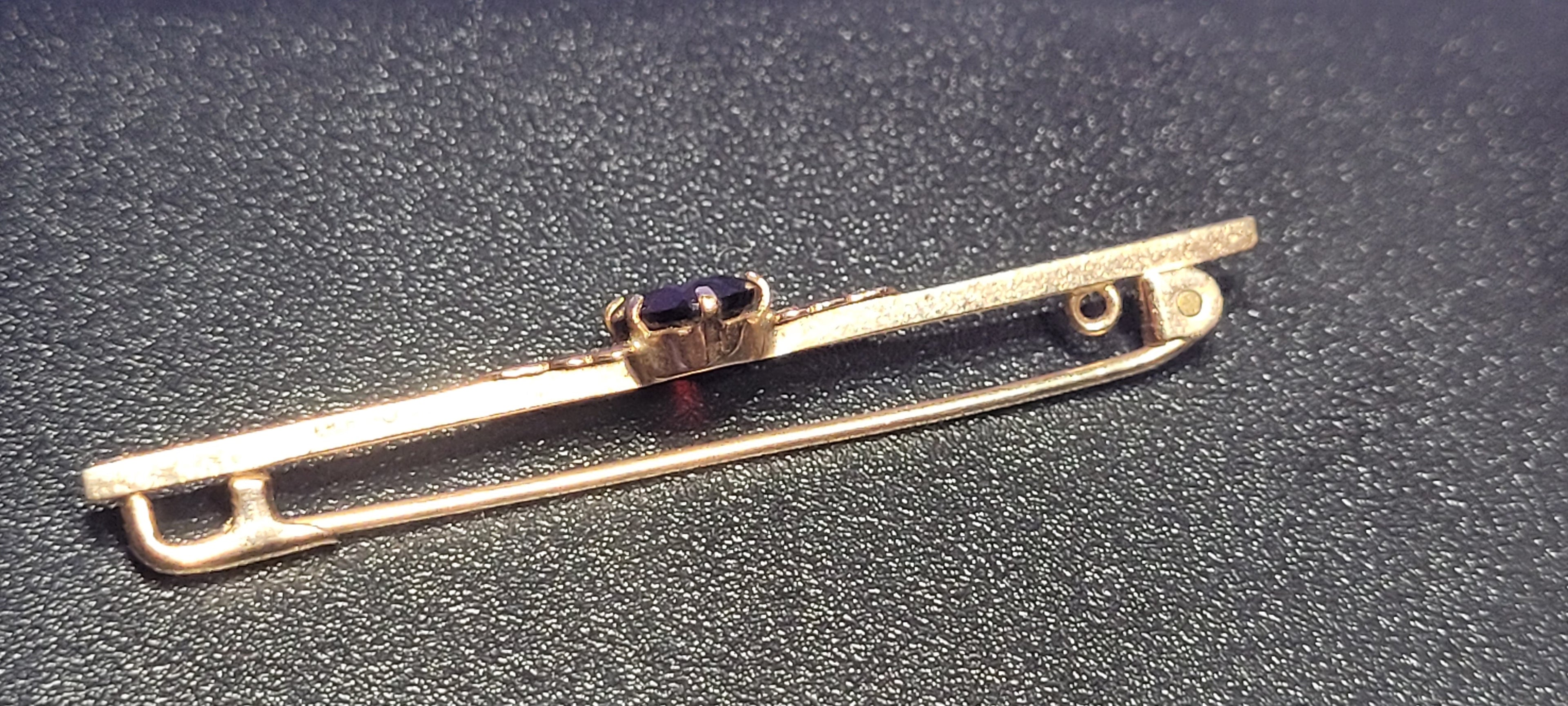 9CT SOLID GOLD BROOCH WITH GARNET STONE 2.39g VINTAGE HALLMARKED JEWELLERY