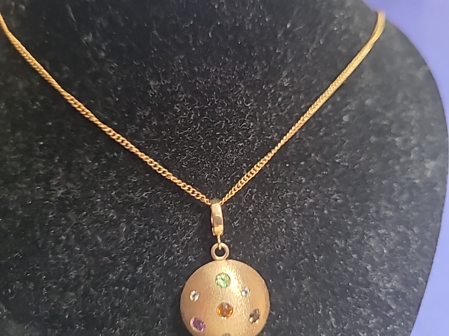 9ct 375 Yellow Gold Pendant With 9ct Gold Chain Hallmarked 5.93g