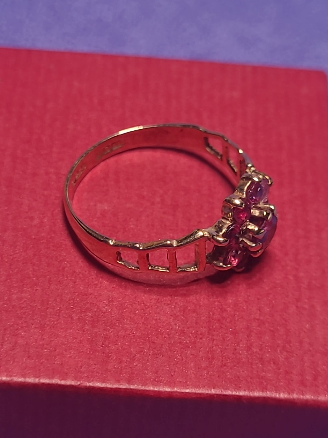 9ct Yellow Gold Ruby Cluster Ring Daisy Flower Style Vintage Design 375 Hallmark