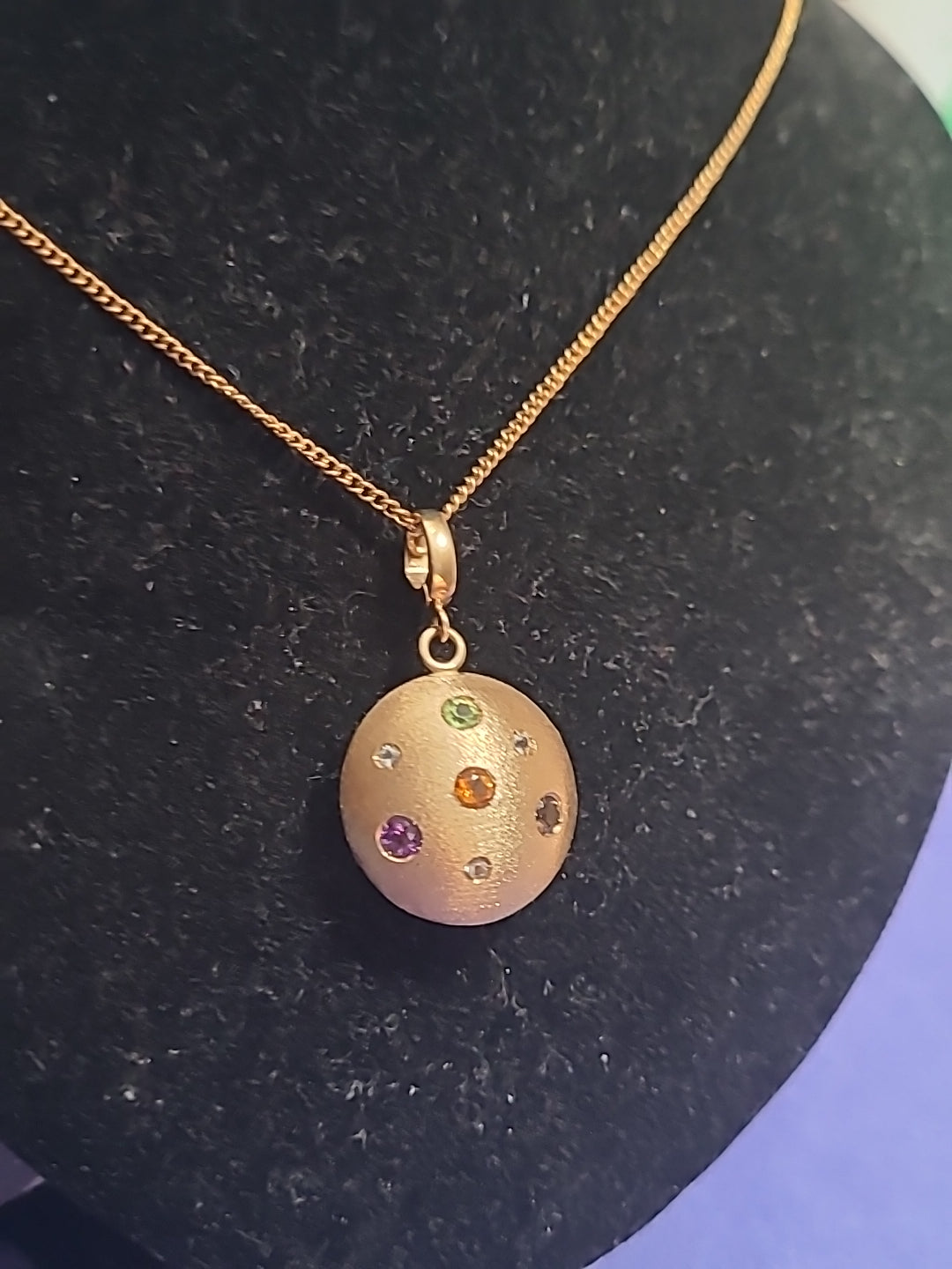 9ct 375 Yellow Gold Pendant With 9ct Gold Chain Hallmarked 5.93g